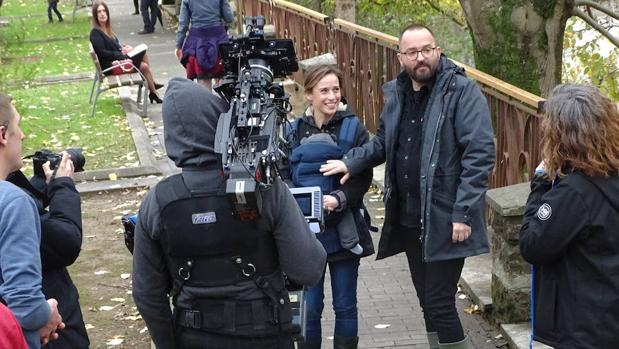 Un momento del rodaje, en Elizondo, con Marta Etura y el director Fernando González Molina